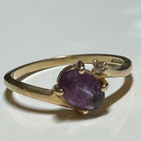Vintage 14kt Yellow Gold Amethyst & Clear Stone Ring -
Size 6
Good condition - Picture 6 of 6